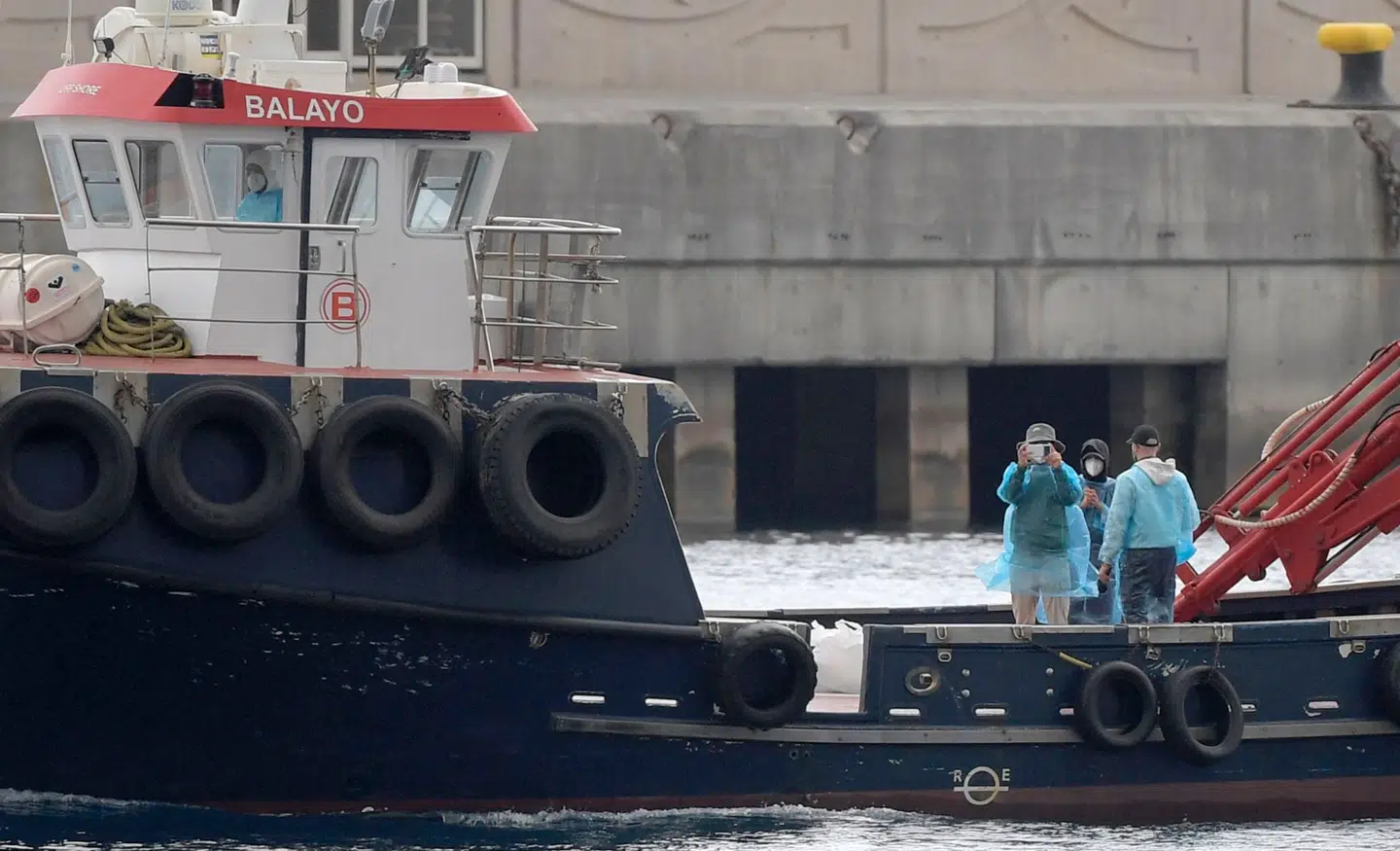 Passagerer fra det hollandske krydstogtskib MV Hondius bliver overført til havnen i Granadilla de Abona på Tenerife søndag. Evakueringen af de knap 150 passagerer er fortsat i gang efter det dødbringende hantavirus-udbrud ombord på skibet.