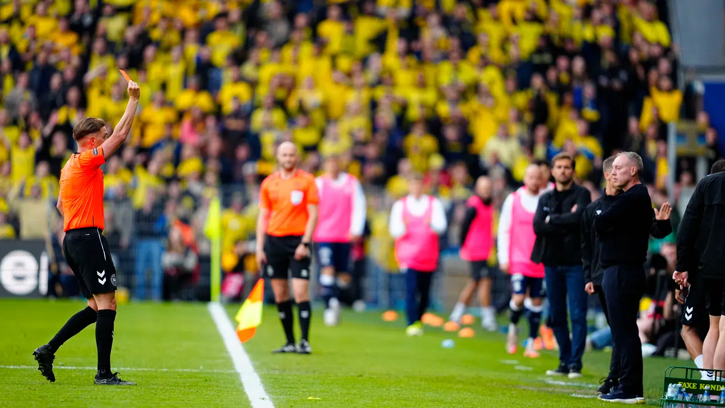 En kortslutning på Brøndby-bænken fik kortene til at flyve.