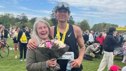 Maratonløber i særlig hyldest: Efterlod sin mor i tårer