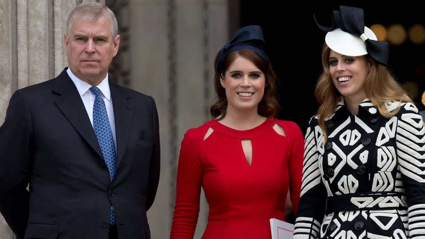Fra venstre står den tidligere prins Andrew med sine døtre, prinsesserne Eugenie og Beatrice.