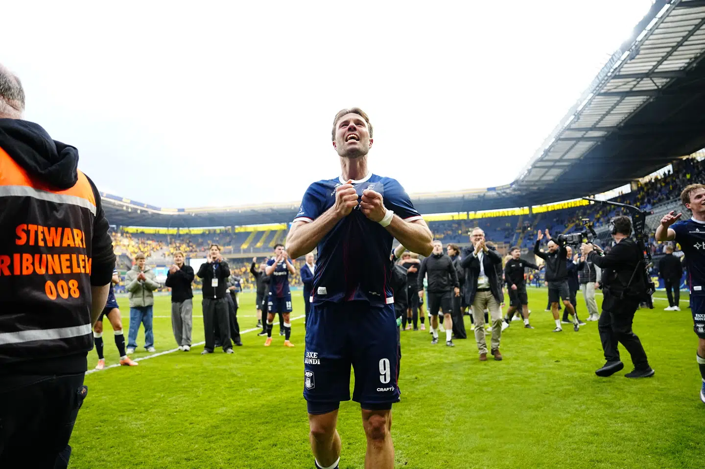 Patrick Mortensen modtog folkets hyldest efter sejren i Brøndby.