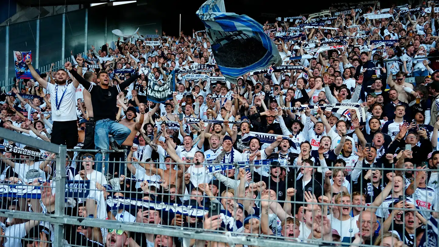 Peter Viggo Jakobsen var langt fra den eneste AGF-fan, der heppede med på lægterne under aftenens kamp.