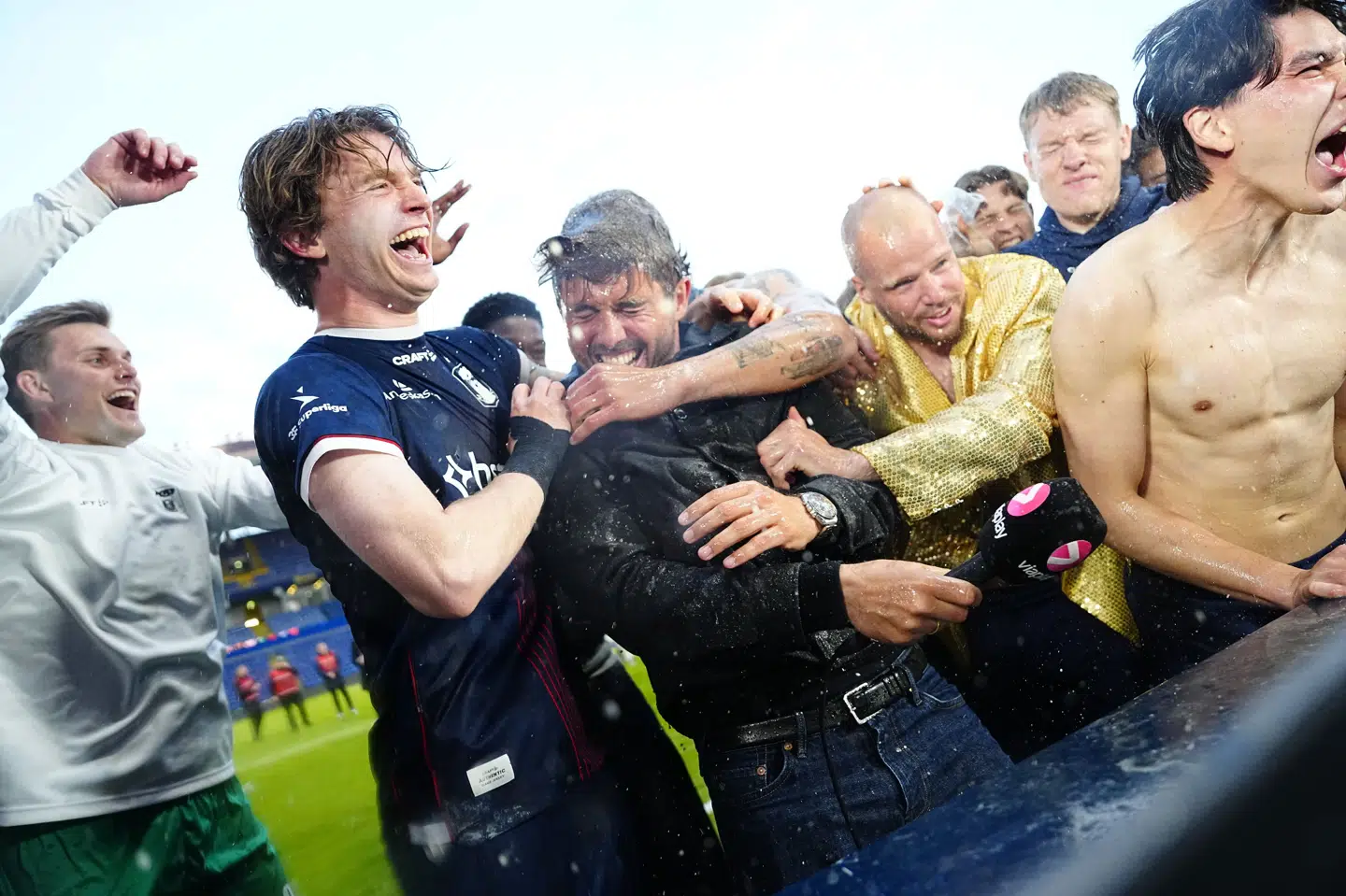 AGF-spillerne fejrede mesterskabet på Brøndby Stadion ved at overraske træner Jakob Poulsen under et tv-interview.