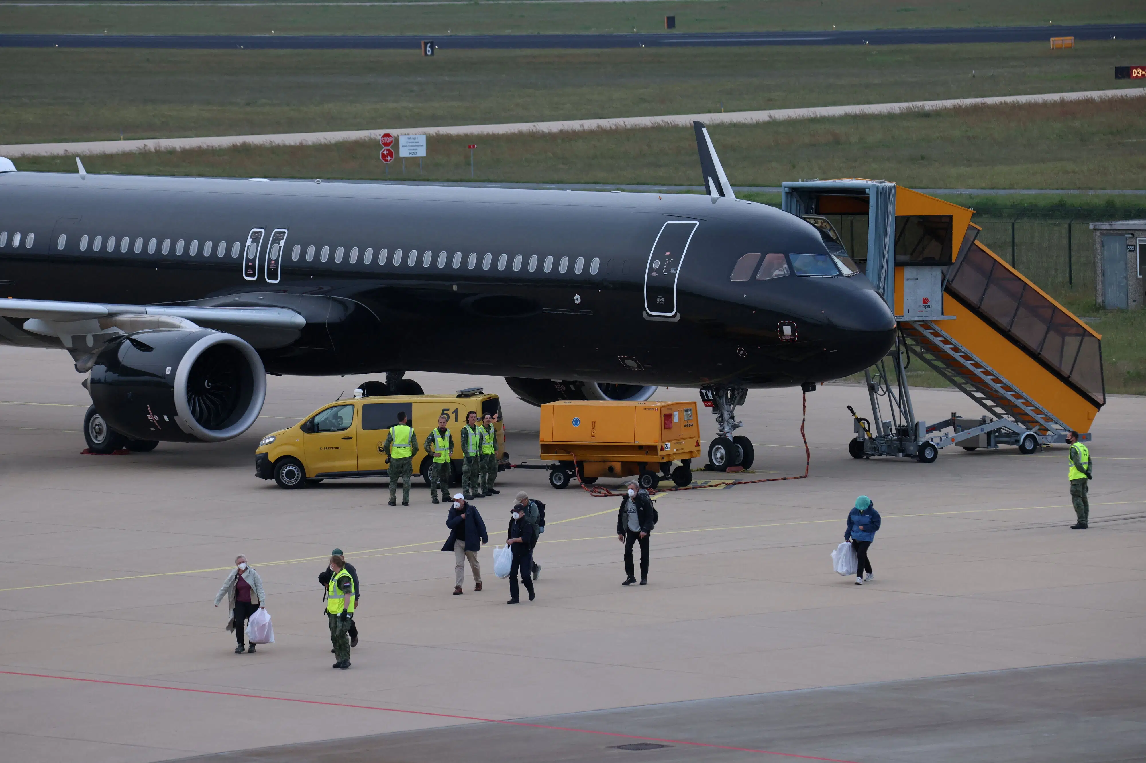 Mandag afgår de sidste to fly med passagerer fra hantavirus-skib