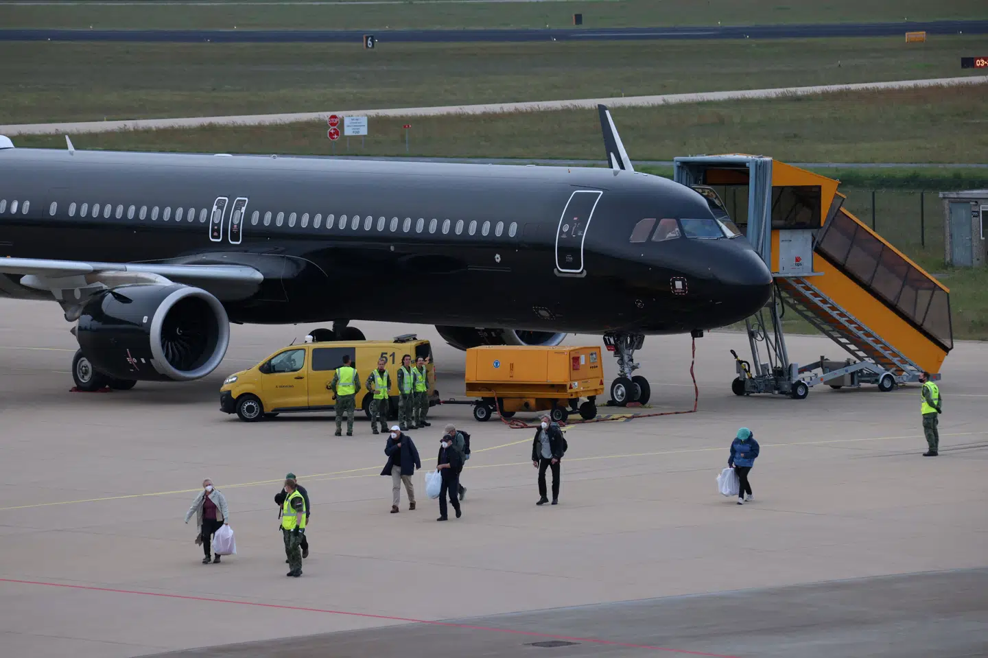 Evakuerede passagerer fra krydstogtskibet MV "Hondius" ankommer til Eindhoven Air Base i Holland.