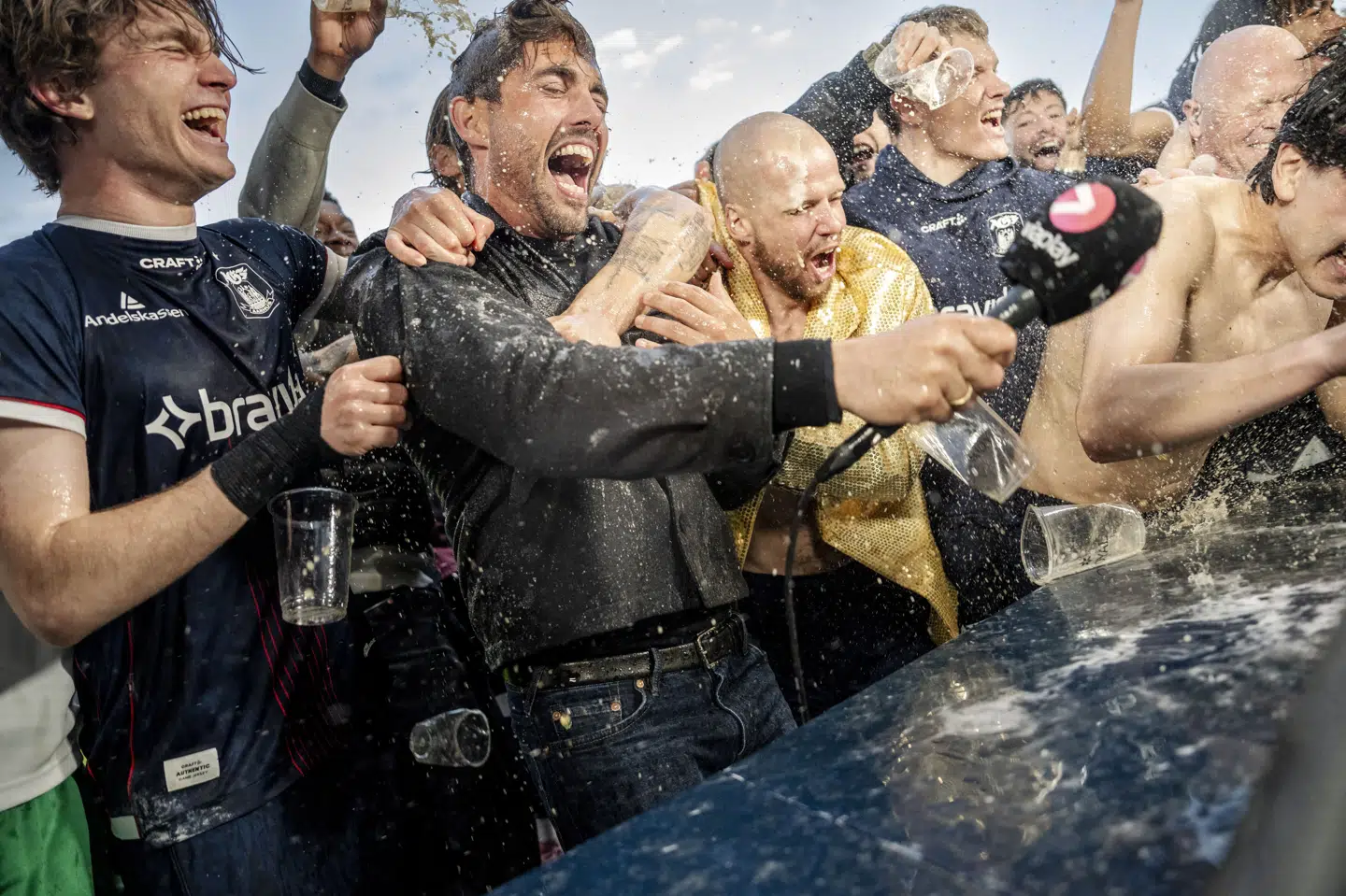 AGF's cheftræner Jakob Poulsen fejrer DM-guldet med spillerne på Brøndby Stadion.