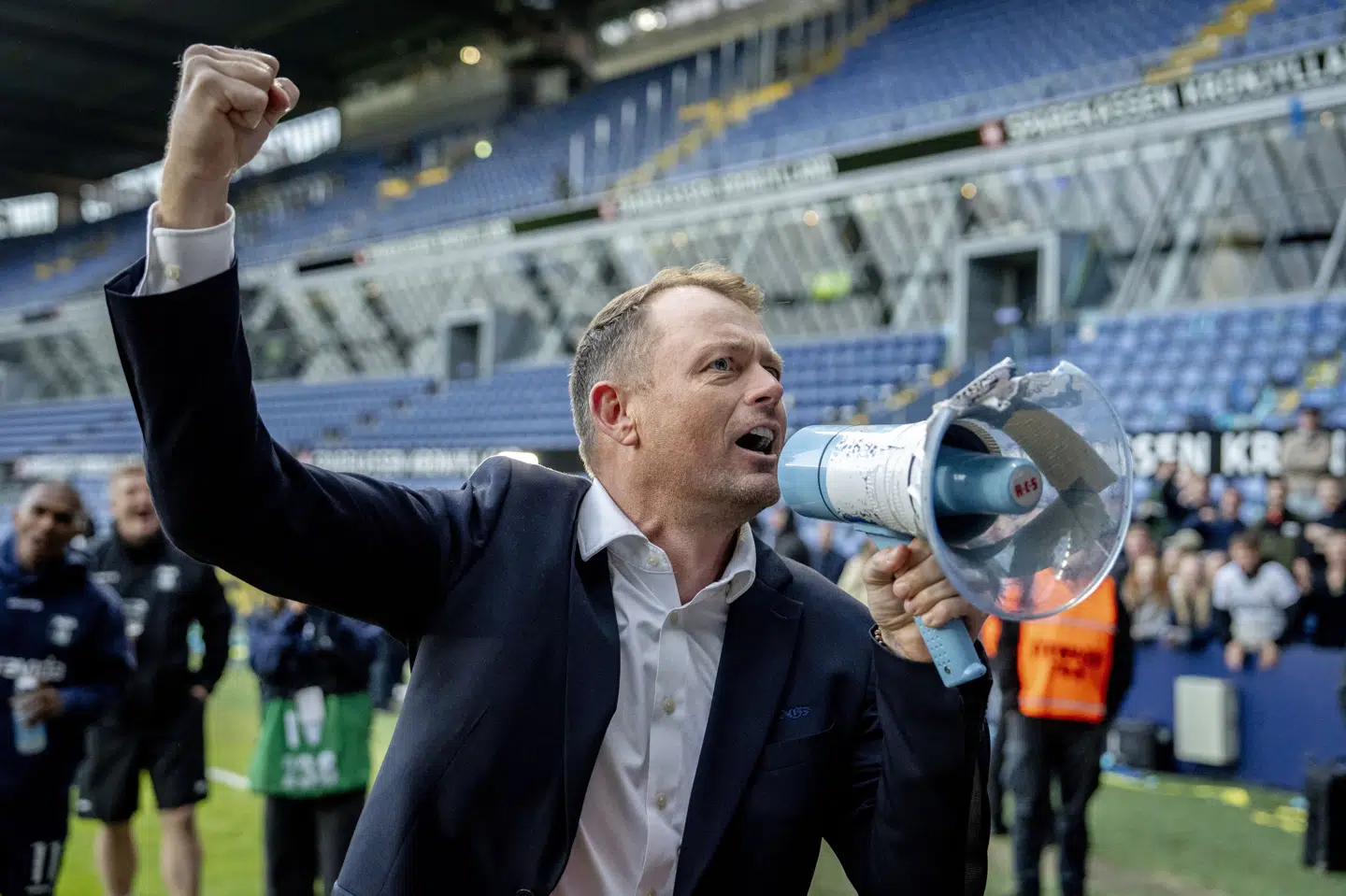AGF-direktør Jacob Nielsen greb megafonen og talte til klubbens fans, da guldet var sikret på Brøndby Stadion.