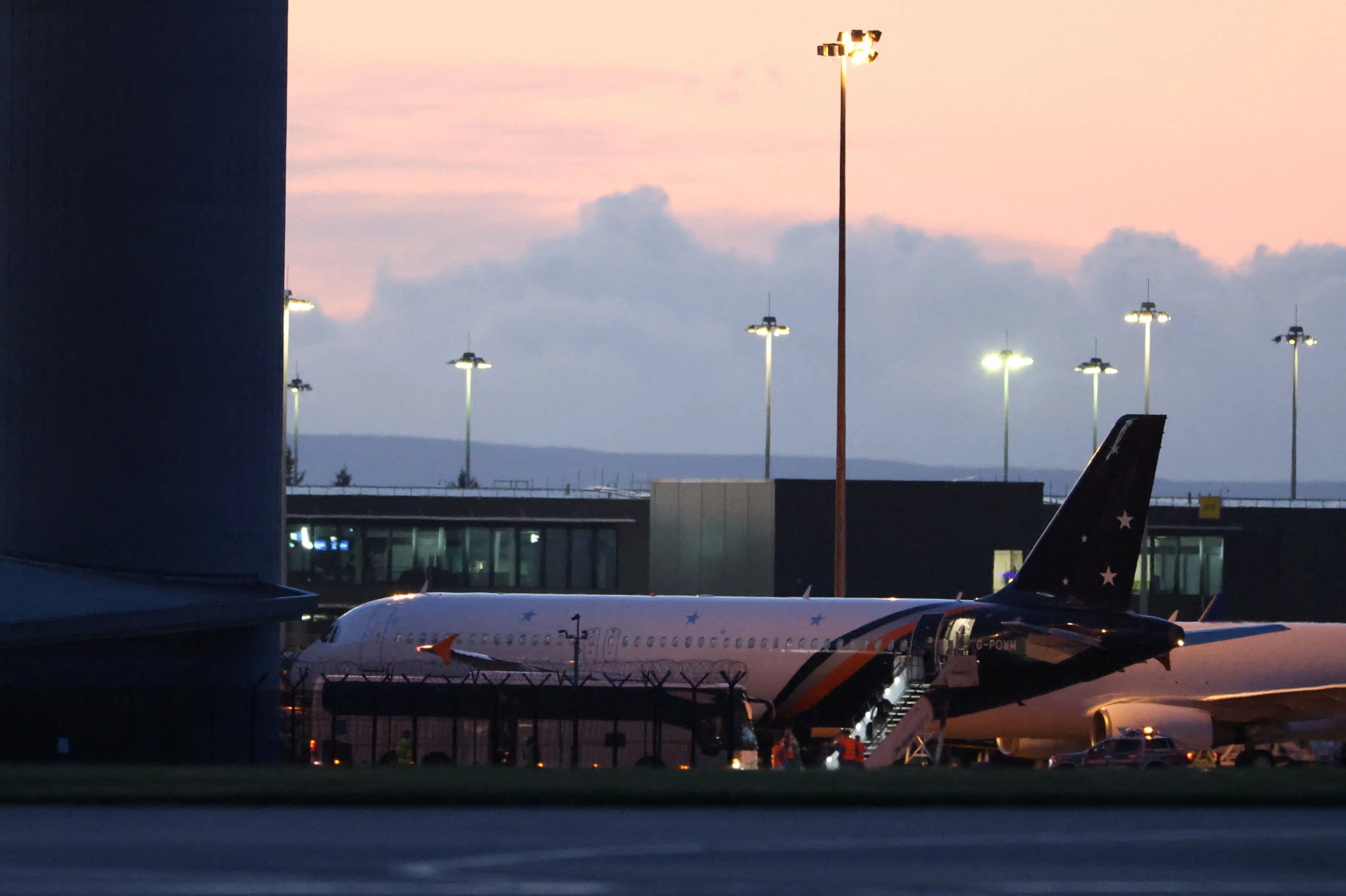 Fly med 20 briter fra hantavirus-ramt skib er landet i Manchester