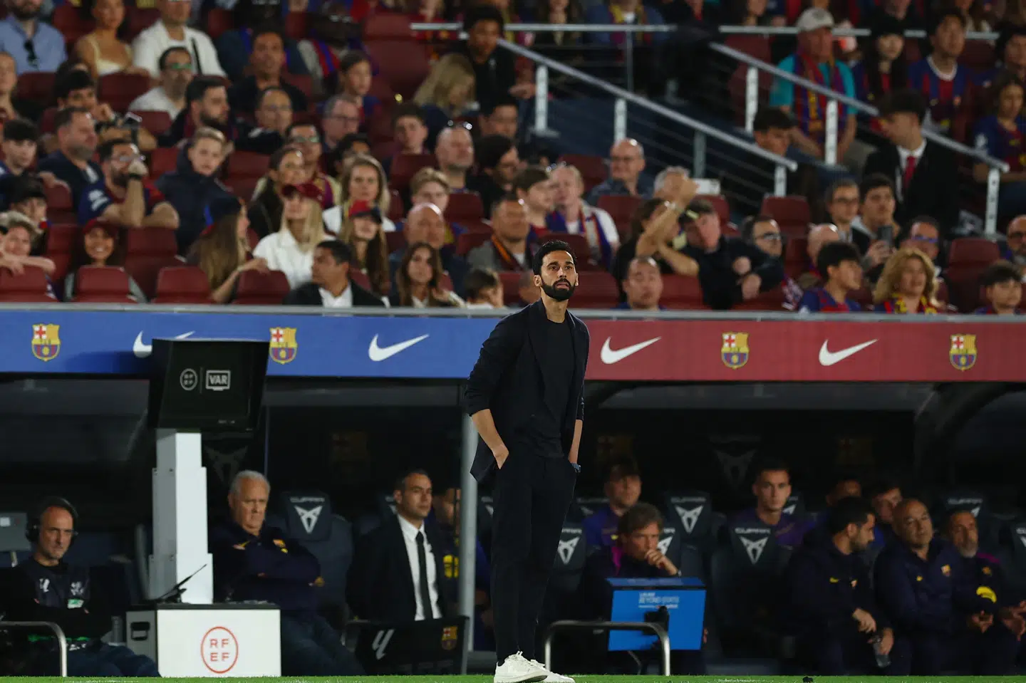 Álvaro Arbeloa kunne se Real Madrid tabe 0-2 i søndagens El Clsico, og dermed vandt FC Barcelona mesterskabet.