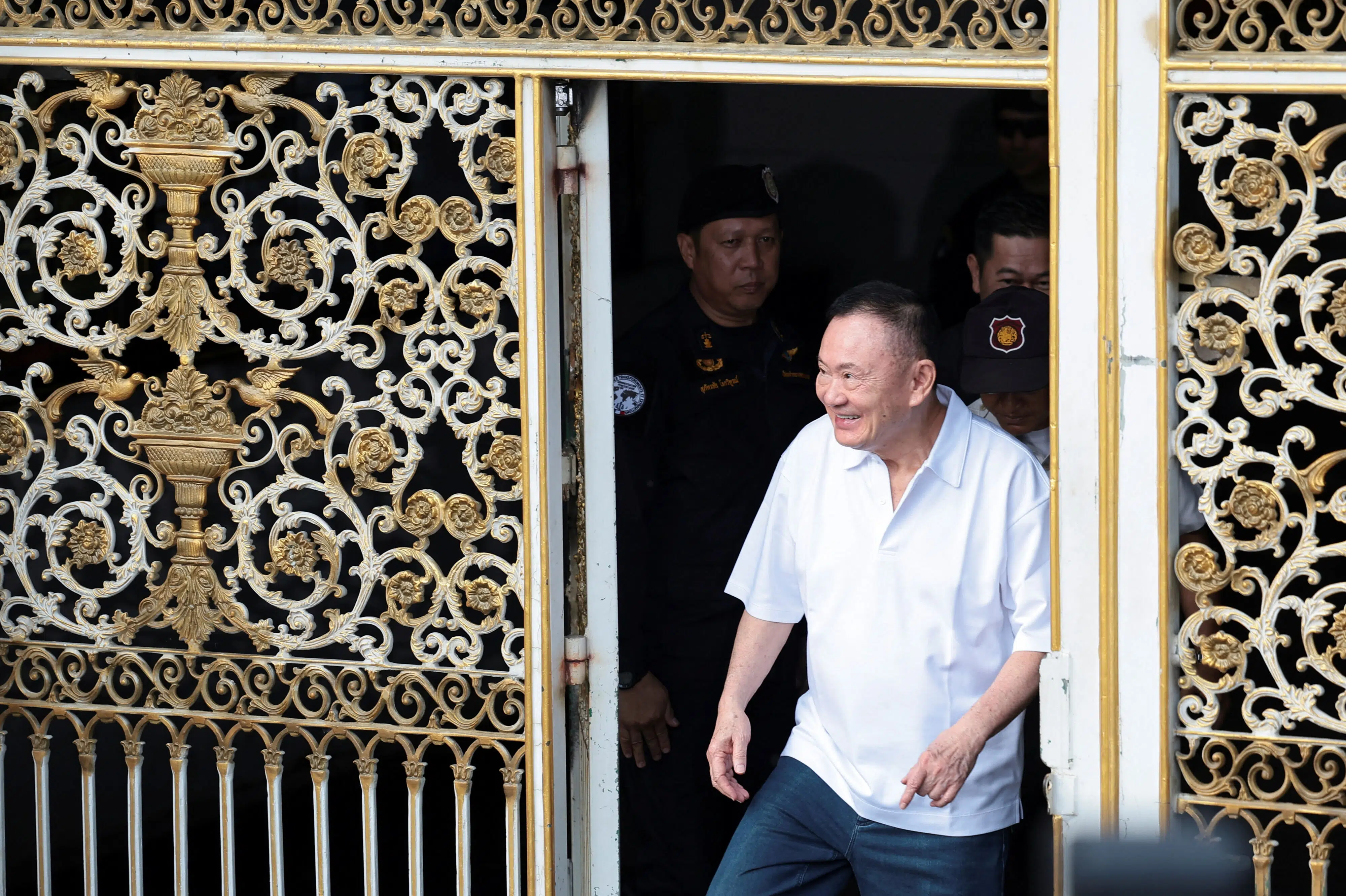 Thailands ekspremierminister er prøveløsladt efter dom