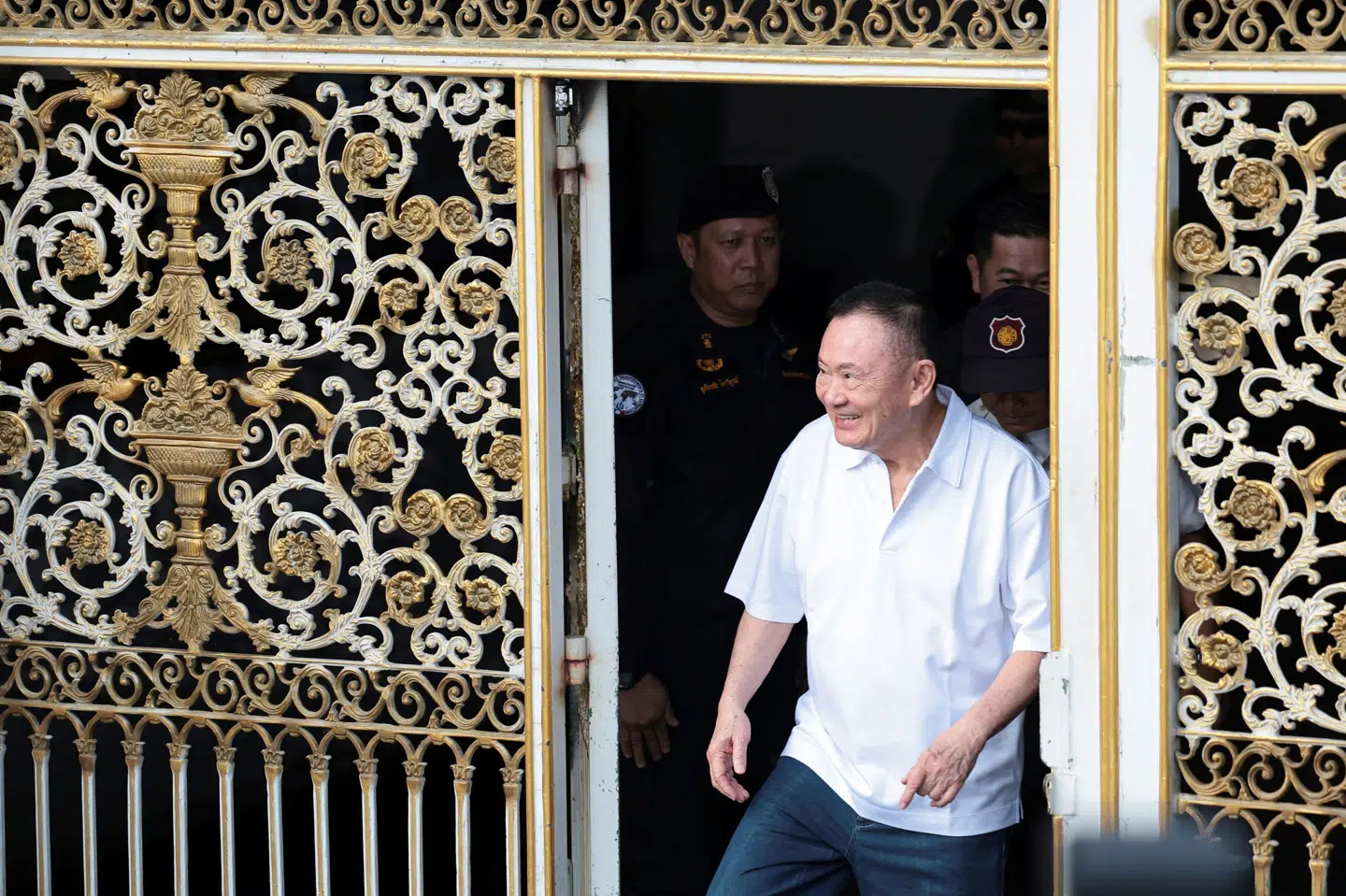 Den tidligere thailandske premierminister Thaksin Shinawatra bliver prøveløsladt, efter at han har afsonet otte måneder af sin et år lange dom i et fængsel i Bangkok.