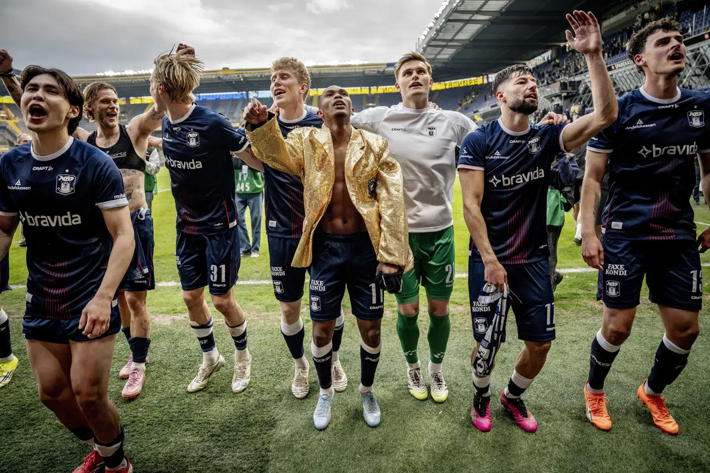 AGF-spillerne fejrer DM-guldet på Brøndby Stadion. Nu sigter klubben efter europæisk gruppespil.