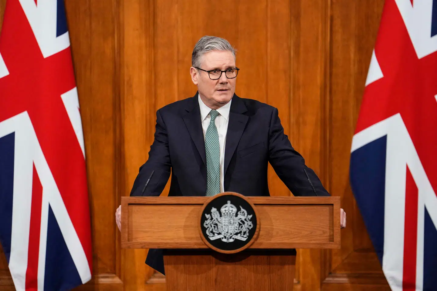 Premierminister Keir Starmer skal veje sine ord med stor omhu, når han i dag skal tale til landet. Hans nærmeste står klar til at vælte ham, hvis ikke de kan lide, hvad de hører.