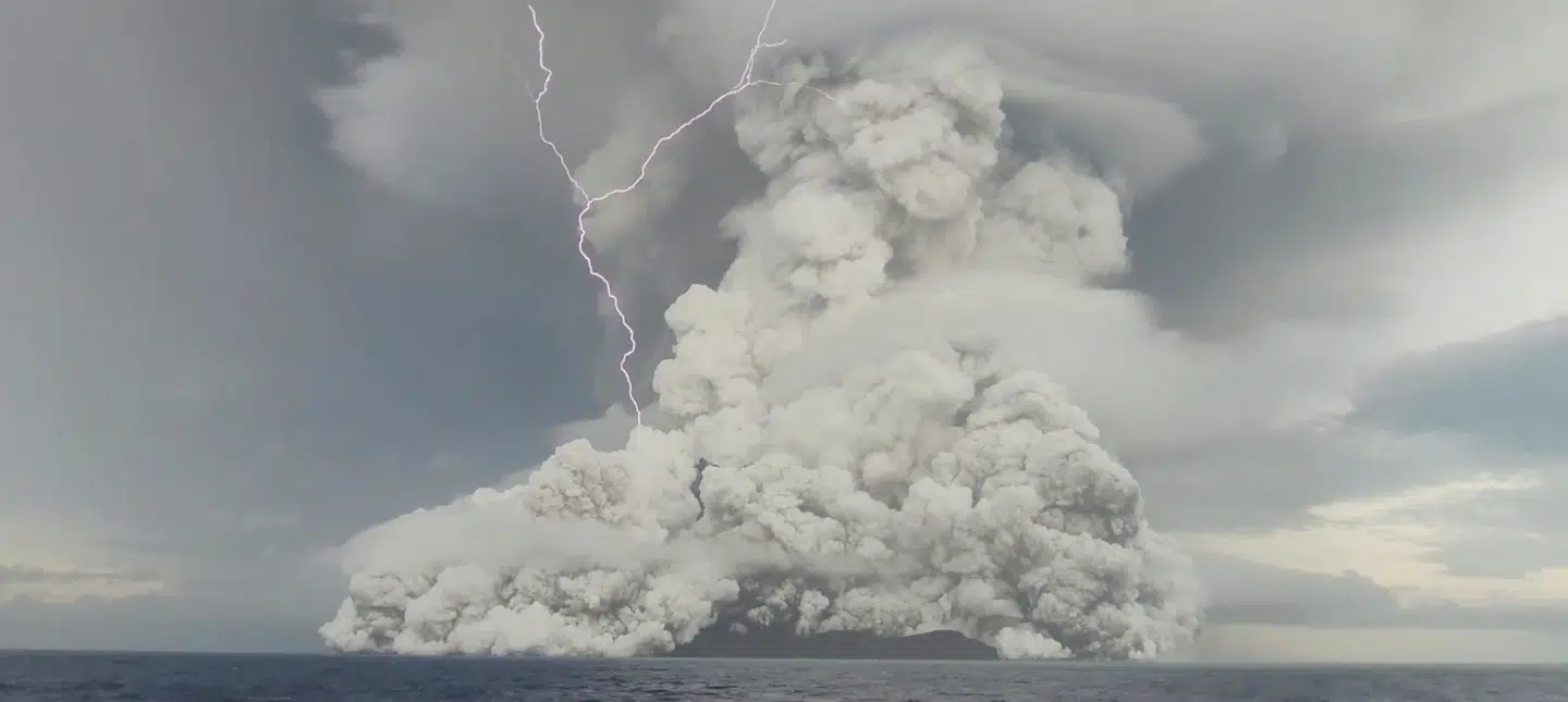 Den undersøiske vulkan Hunga Tonga-Ha’apai gik i voldsomt udbrud i 2022. Foto: Tonga Geological Services