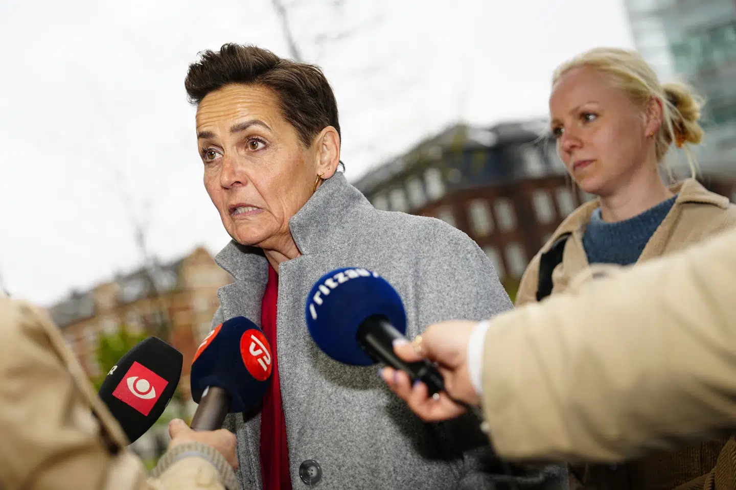 Pia Olsen Dyhr (SF) så ikke en regering med Venstre for sig, men ankom alligevel til forhandlinger mandag kort før klokken 10.
