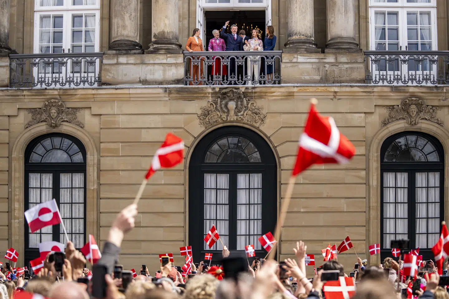Kong Frederik har ført traditionen med at vinke fra balkonen på sin fødselsdag videre fra dronning Margrethe. Her ses han og familien sidste år, da kongen fyldte 57 år. (Arkivfoto).
