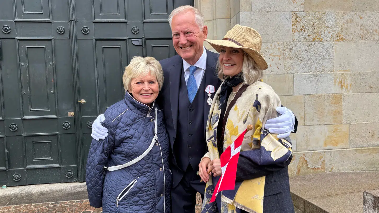 Keld, Hilda og Annette Heick foran Christiansborg Slot, efter Keld Heick havde været i audiens hos kong Frederik for at takke for sit ridderkors.