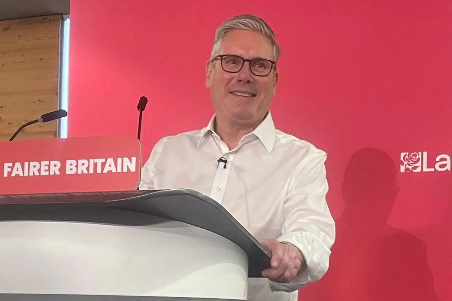 Keir Starmer taler ved et Labour-arrangement i London mandag formiddag.