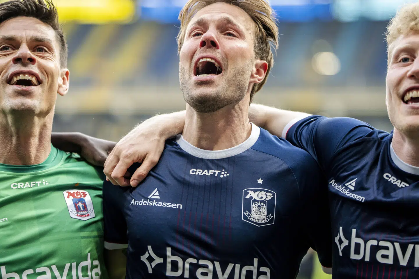 Patrick Mortensen fejrer DM-guldet med holdkammeraterne efter søndagens sejr på Brøndby Stadion.
