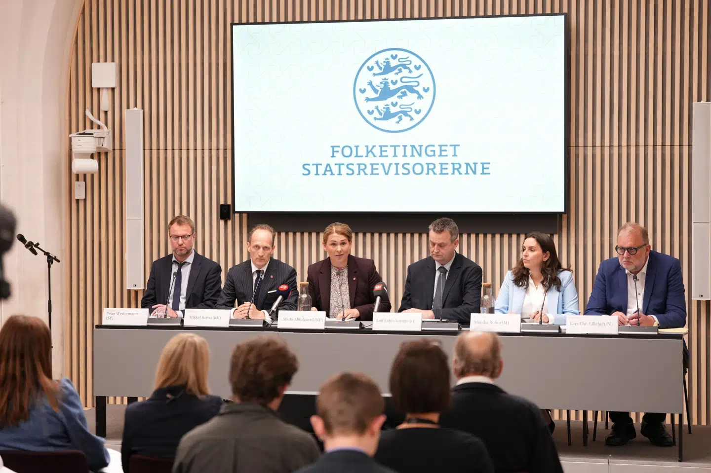 De seks politisk udpegede statsrevisorer - Statsrevisorerne - udtaler skarp kritik af politiets henlæggelse af sager.