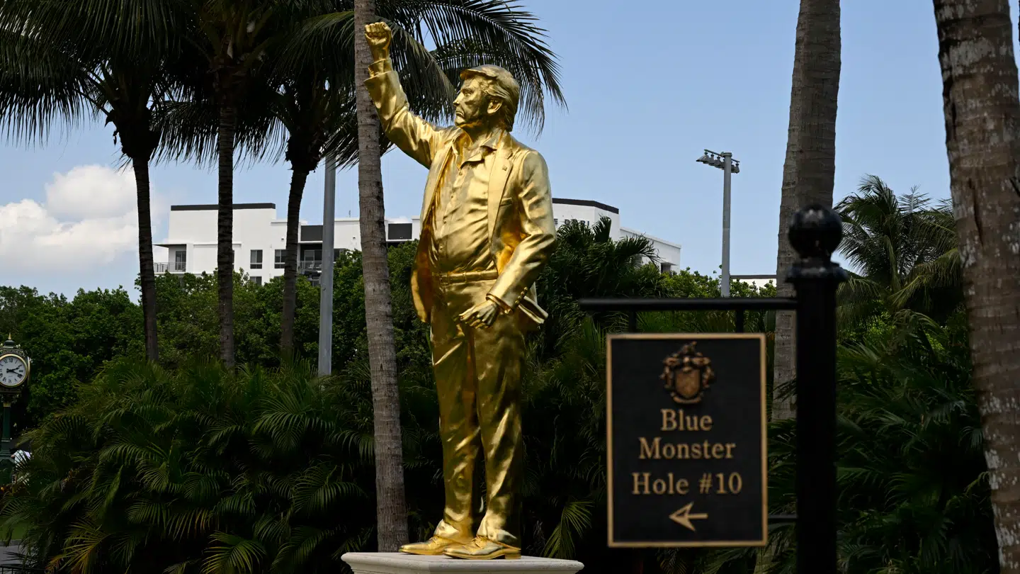 En gylden statue, som er næsten syv meter høj, er blevet opført på en af præsident Donald Trumps golfbaner i USA.