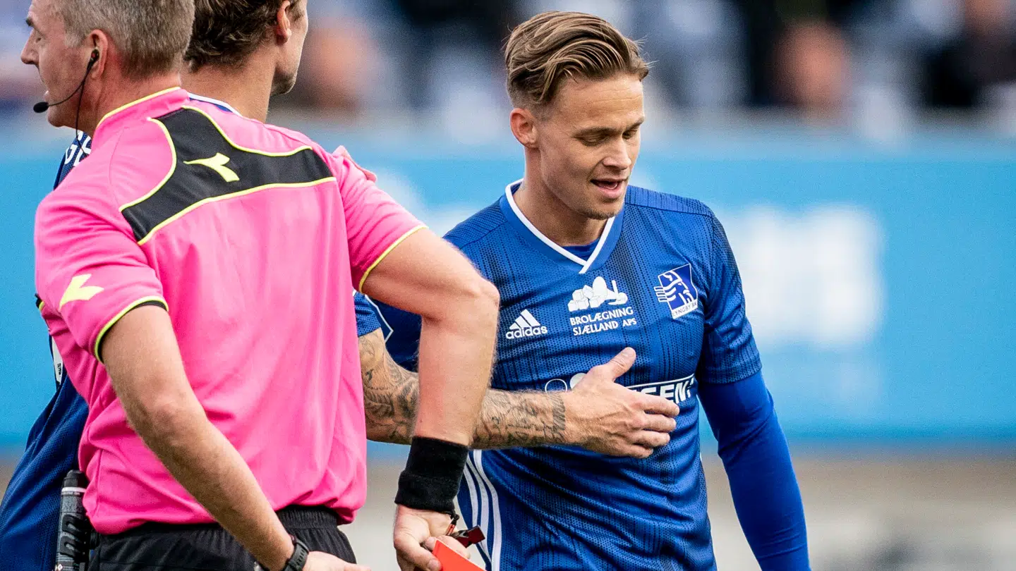 André Riel ses her i Lyngby-trøjen. Som det måske lige kan anes, har han netop fået det røde kort og er blevet udvist af dommeren.