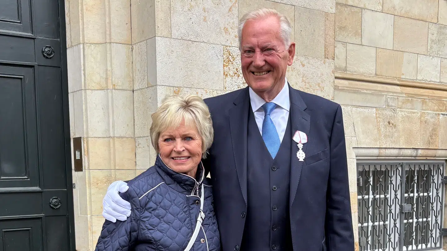 Keld Heick med ridderkors på brystet og Hilda Heick ved sin side.