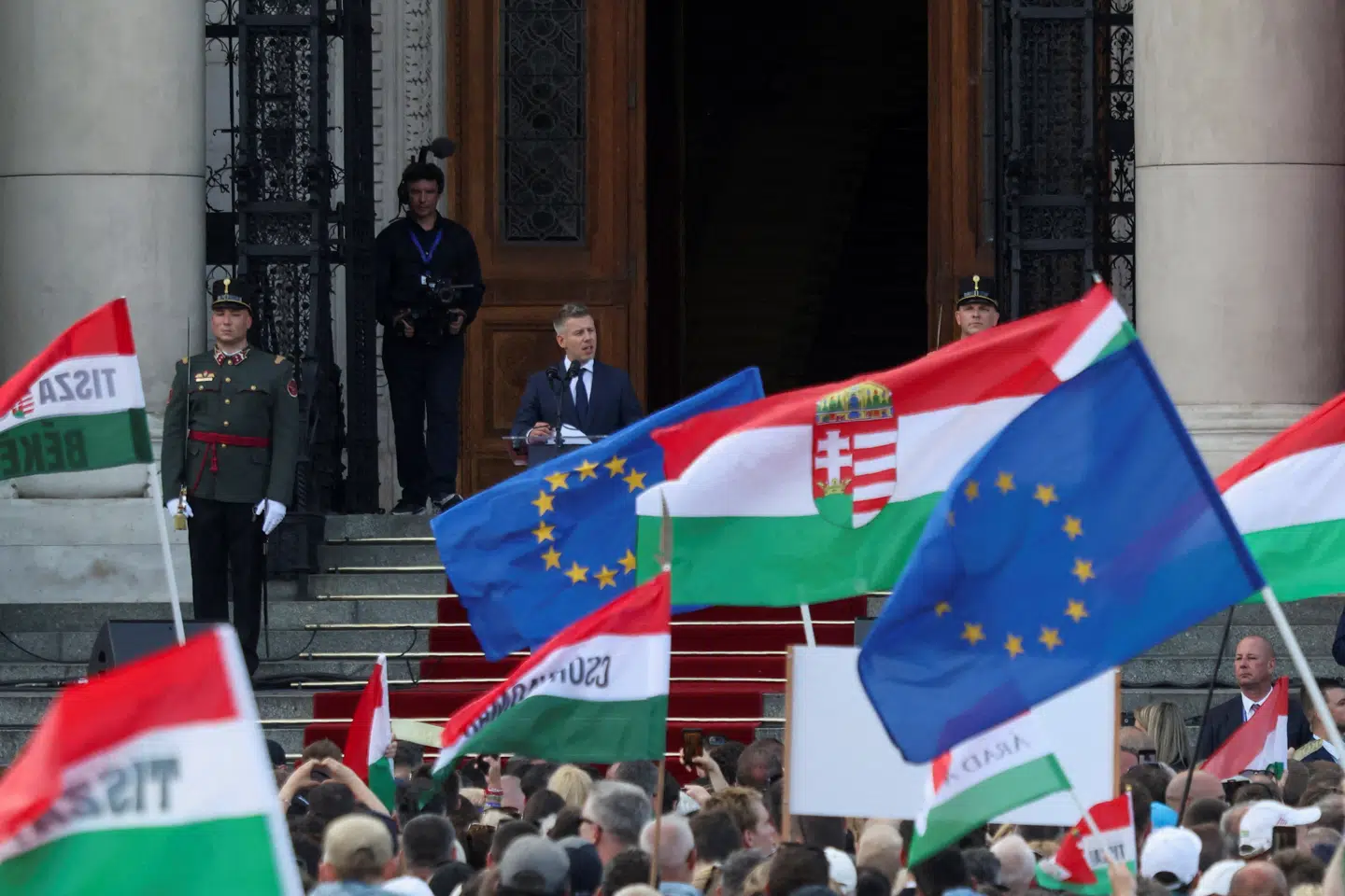 Da Péter Magyar blev taget i ed som Ungarns premierminister sidste lørdag, var de europæiske symboler tilbage på første række i Budapest. Vi skal vænne os til, at EU ude i verden står som garant for de værdier, vi tager for givet.