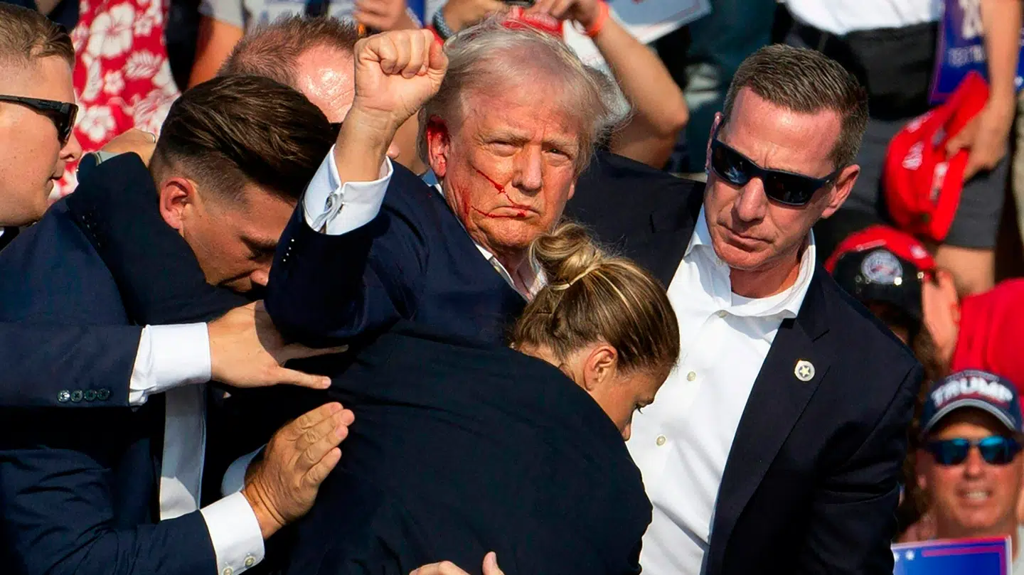 USAs præsident, Donald Trump, blev forsøgt skudt under et vælgermøde i 2024, da han var i gang med sin præsidentkampagne.