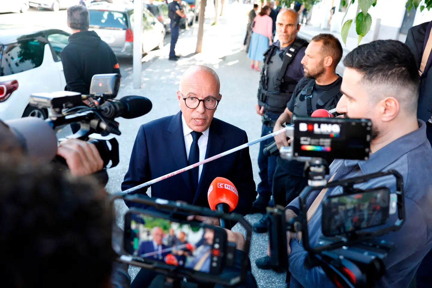 Skyderiet fandt sted i det sydvestlige Nice i Les Moulins-kvarteret. Nices borgmester Eric Ciotti har kommenteret på hændelsen, som han betegner som endnu et forfærdeligt skyderi.