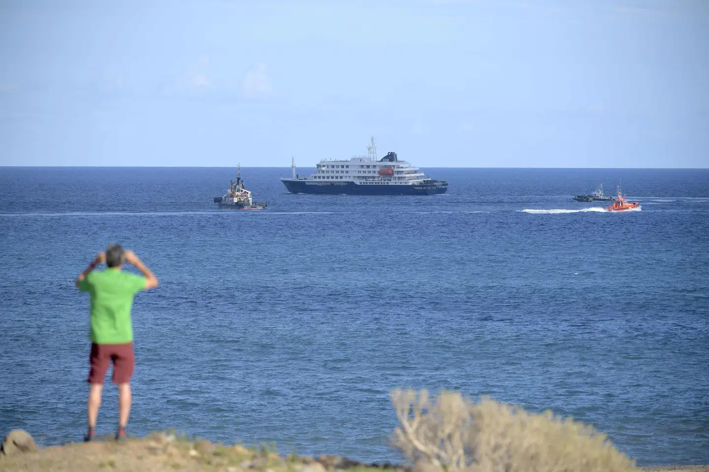 Krydstogtskibet MV "Hondius" forlader havnen i Granadilla på Tenerife efter et dødeligt hantavirusudbrud og evakuering af passagerer.