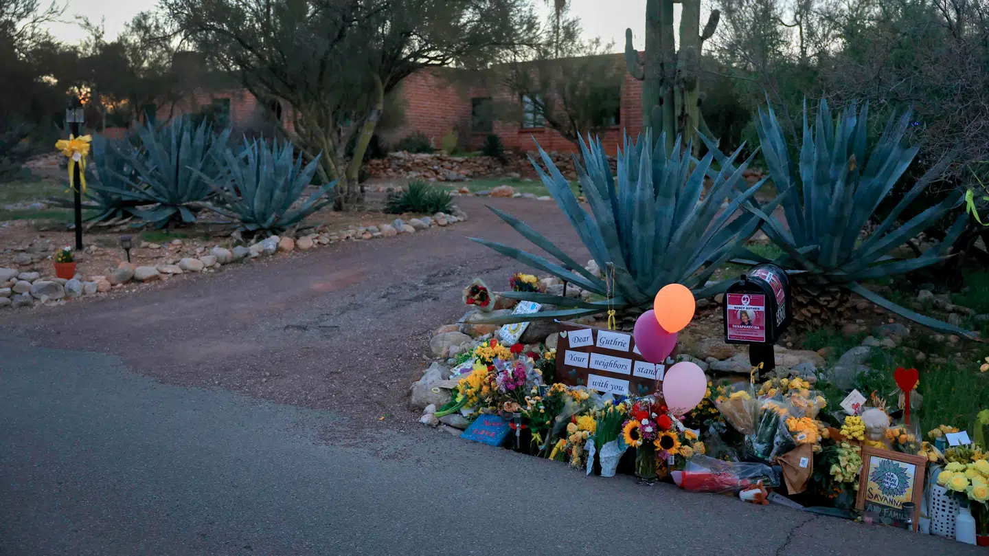 Blomster og andre genstande er placeret ved indkørslen, der fører op til Nancy Guthries hjem i Tucson, Arizona. Billedet er taget 24. februar 2026.