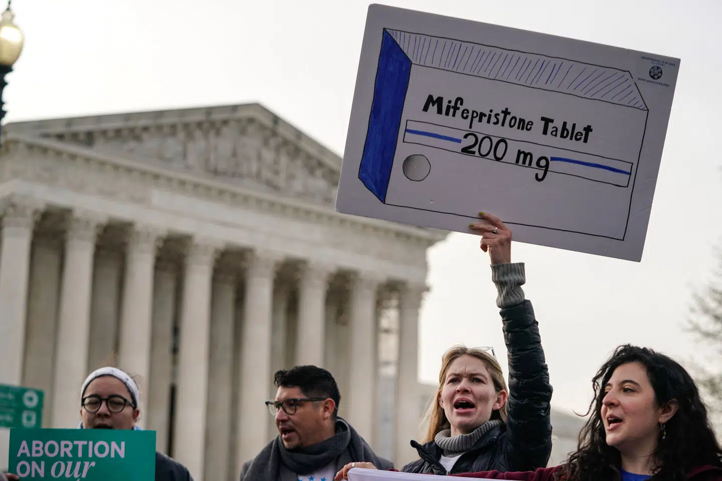 Billedet er fra marts 2024, hvor demonstranter var samlet i Washington D.C. for at udtrykke deres støtte til retten til abort og til adgang til abortmidler mifepriston. Mandag har USA's højesteret forlænget pause i afgørelse, der blokerer for blandt andet postlevering af lægemidlet. (Arkivfoto).