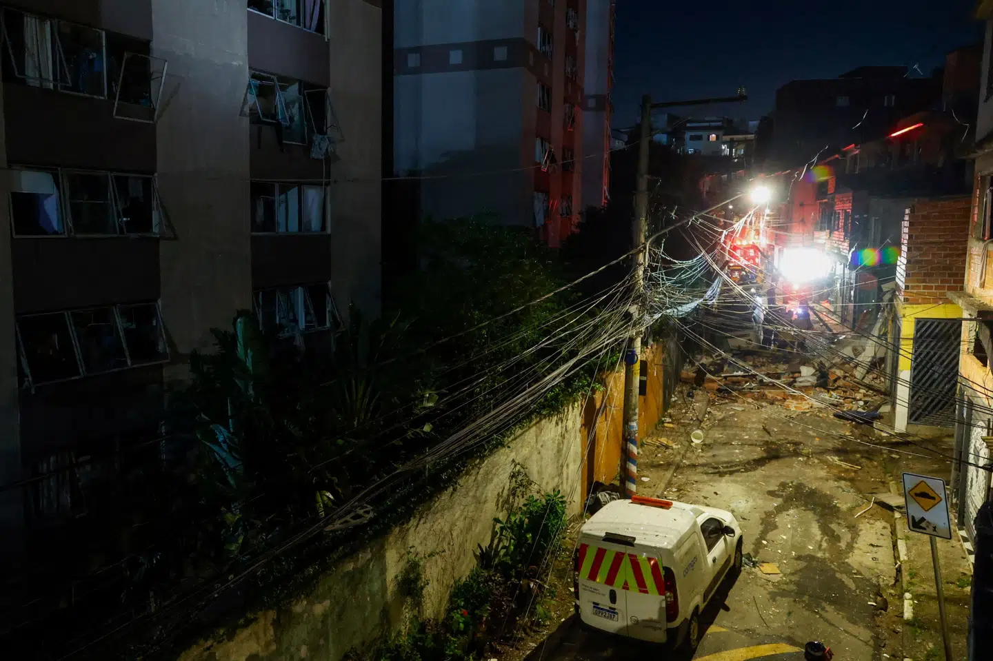 Brandfolk ses i område af São Paulo, hvor der mandag menes at være sket en gaseksplosion.