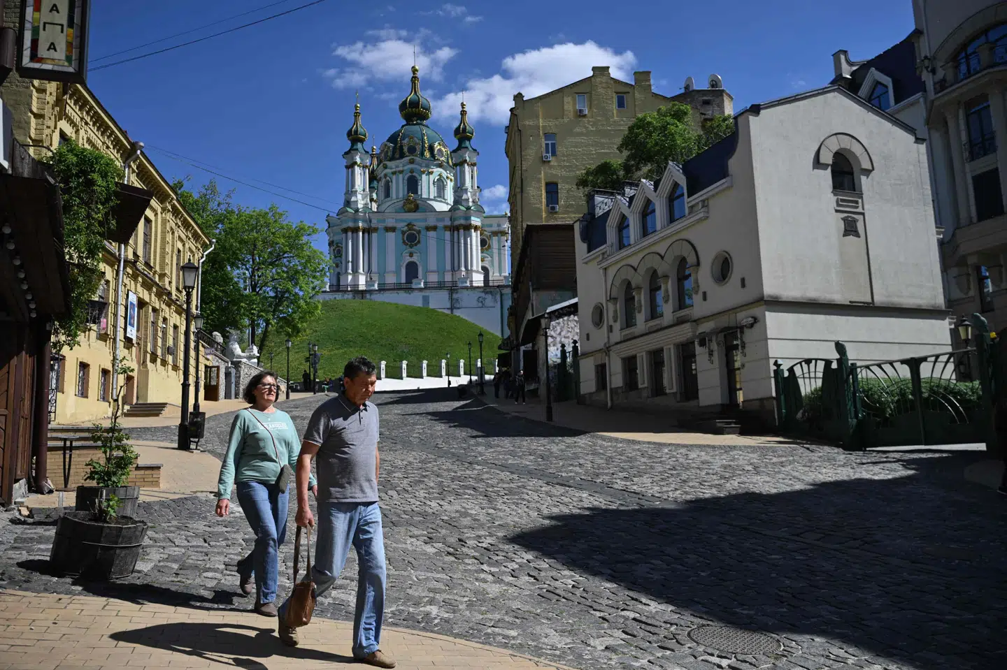 Fodgængere går gennem St. Andrews-kirken i det centrale Kyiv i Ukraine mandag. (Arkivfoto).