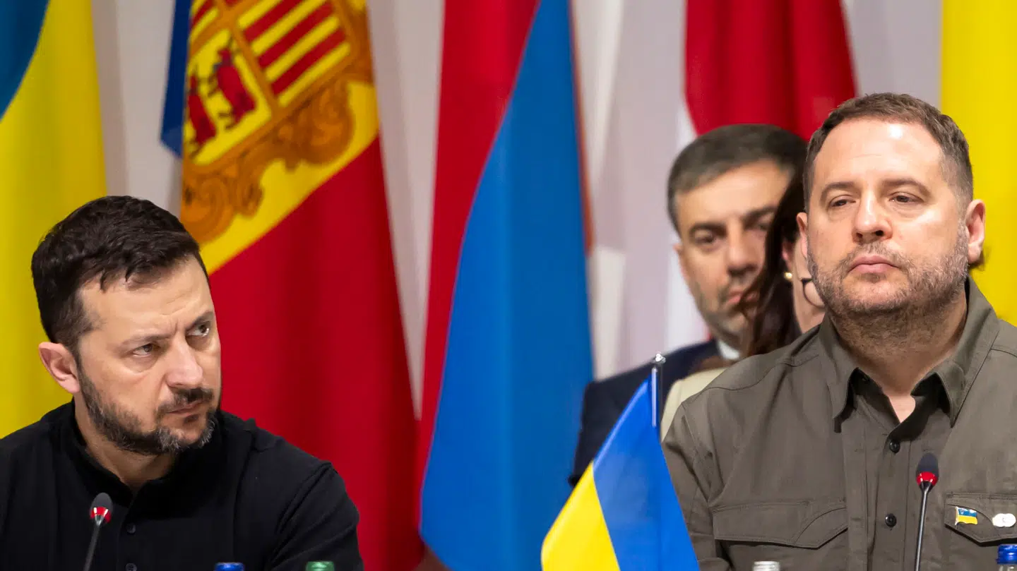 På dette arkivfoto fra juni 2024 ses Ukraines præsident, Volodymyr Zelenskyj (tv) sammen med sin daværende stabschef Andrij Jermak. Nu er Jermak ifølge et ukrainsk medie sigtet for hvidvask.
