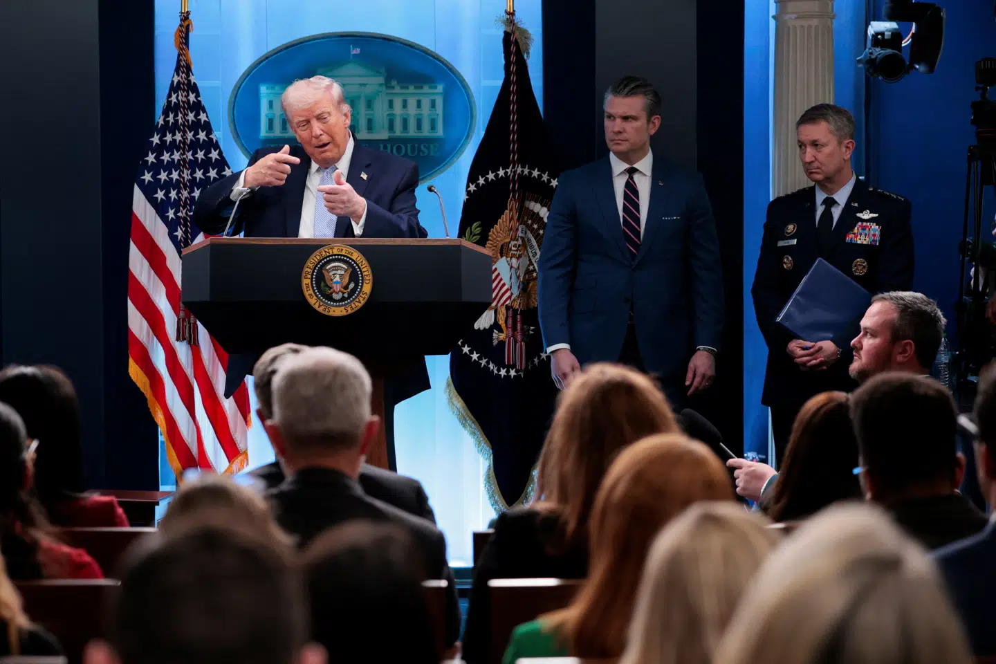 Donald Trump holder pressekonference om udviklingen i krigen mod Iran sammen med forsvarsminister Pete Hegseth og USAs forsvarschef Dan Caine.