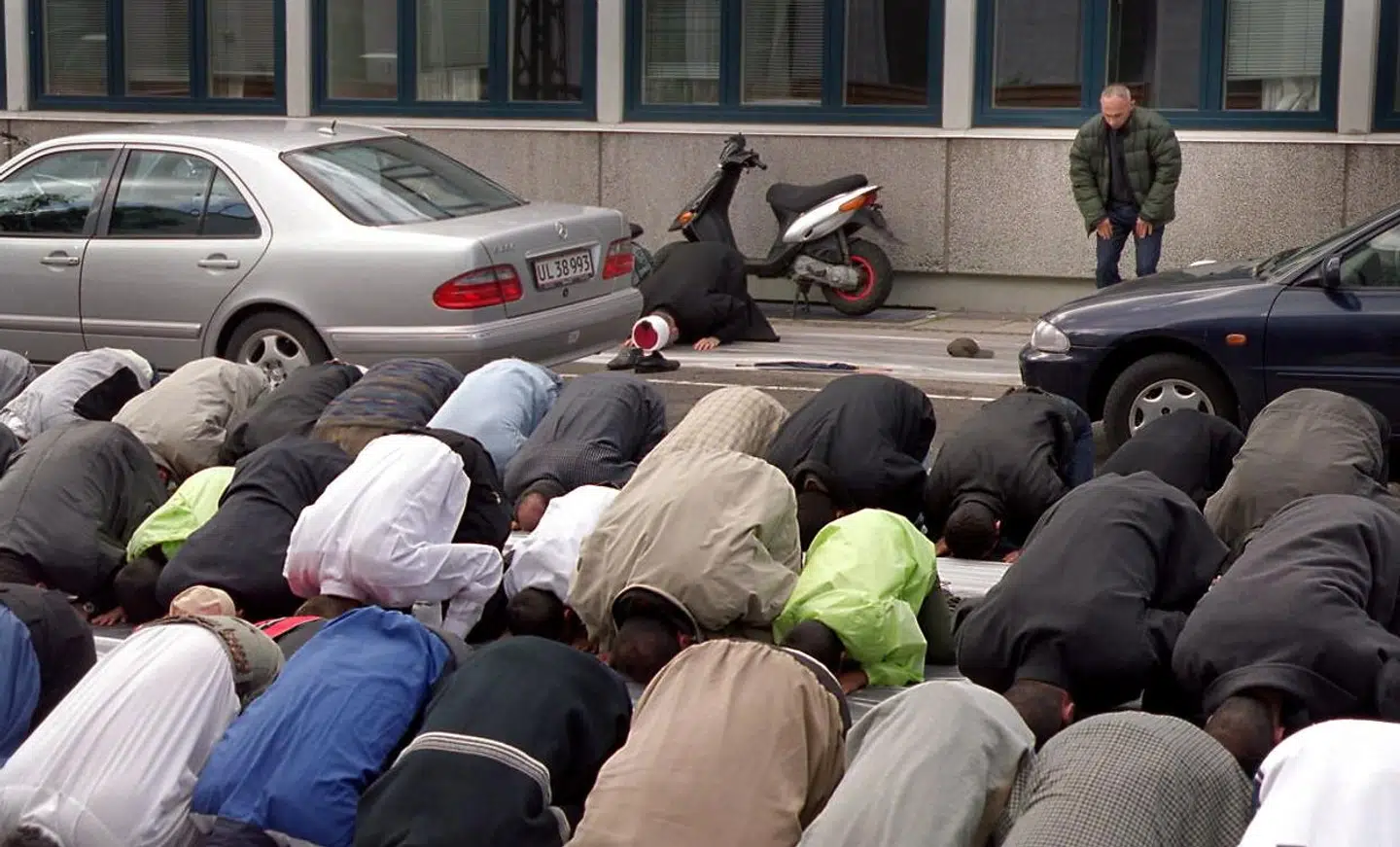 Endnu en moské har modtaget en donation fra Saudi-Arabien. Der er tale om Det Islamiske Forbund i Danmark. Her ses tilhørere foran moskeen ved en fredagsbøn i 2001.