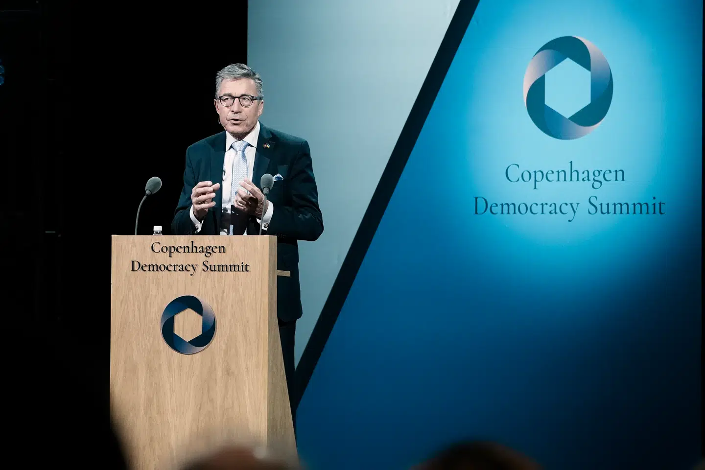 Anders Fogh Rasmussen åbner Copenhagen Democracy Summit 2026.