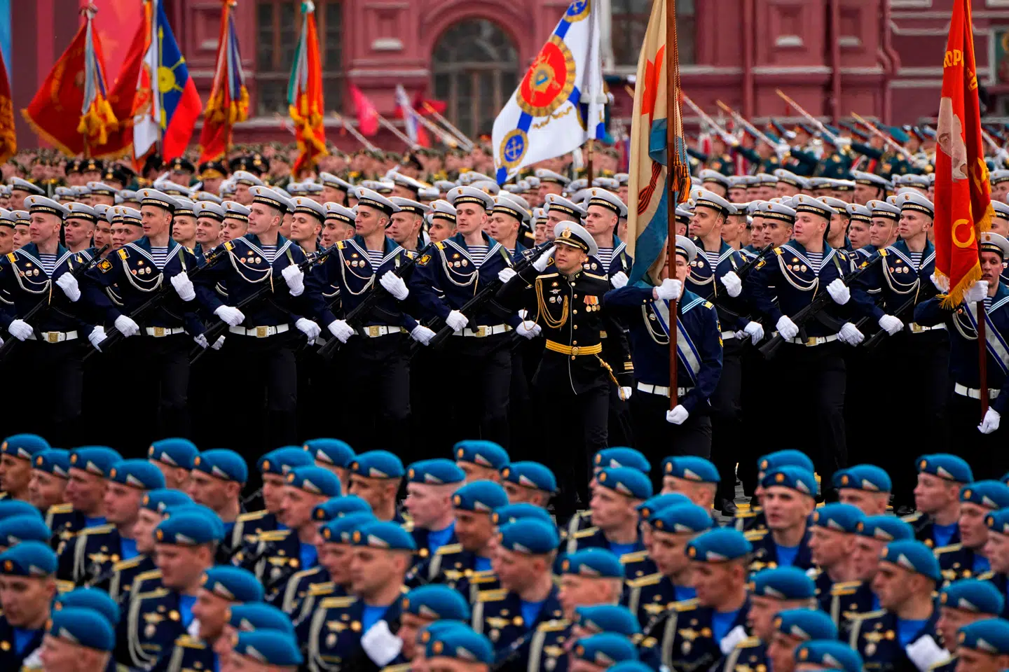 Russiske soldater deltog i en militærparade under fejringen af 'sejrsdagen' 9. maj. Men fremvisningen af militære køretøjer og atommissiler glimrede ved sit fravær – grundet frygten for ukrainske droneangreb.