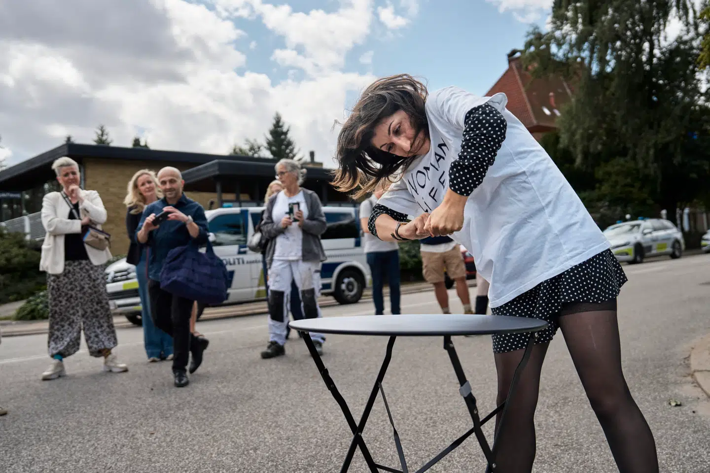 Performancekunstneren Firoozeh Bazrafkan ses her rive en imaginær koran i stykker på et lige så imaginært rivejern under en protest mod koranloven i sommeren sidste år.