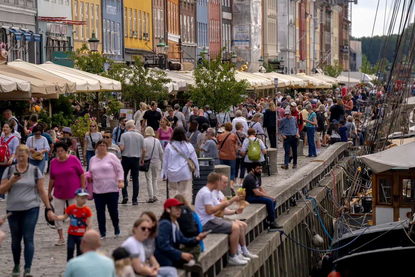 Sidste år var der tæt på 11,8 millioner turismeovernatninger i Københavns Kommune, og er der et sted i byen, turisterne gerne vil hænge ud, så er det Nyhavn som på billedet her.