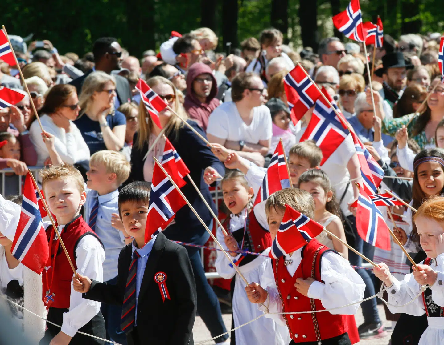 Den norske grundlovsfejring 17. maj kommer i hovedstaden Oslo ikke mindst til udtryk med et stort barneoptog på strøget Karl Johans Gate – der i øvrigt er opkaldt efter den svenske konge af Sverige og Norge fra 1818 til 1844.