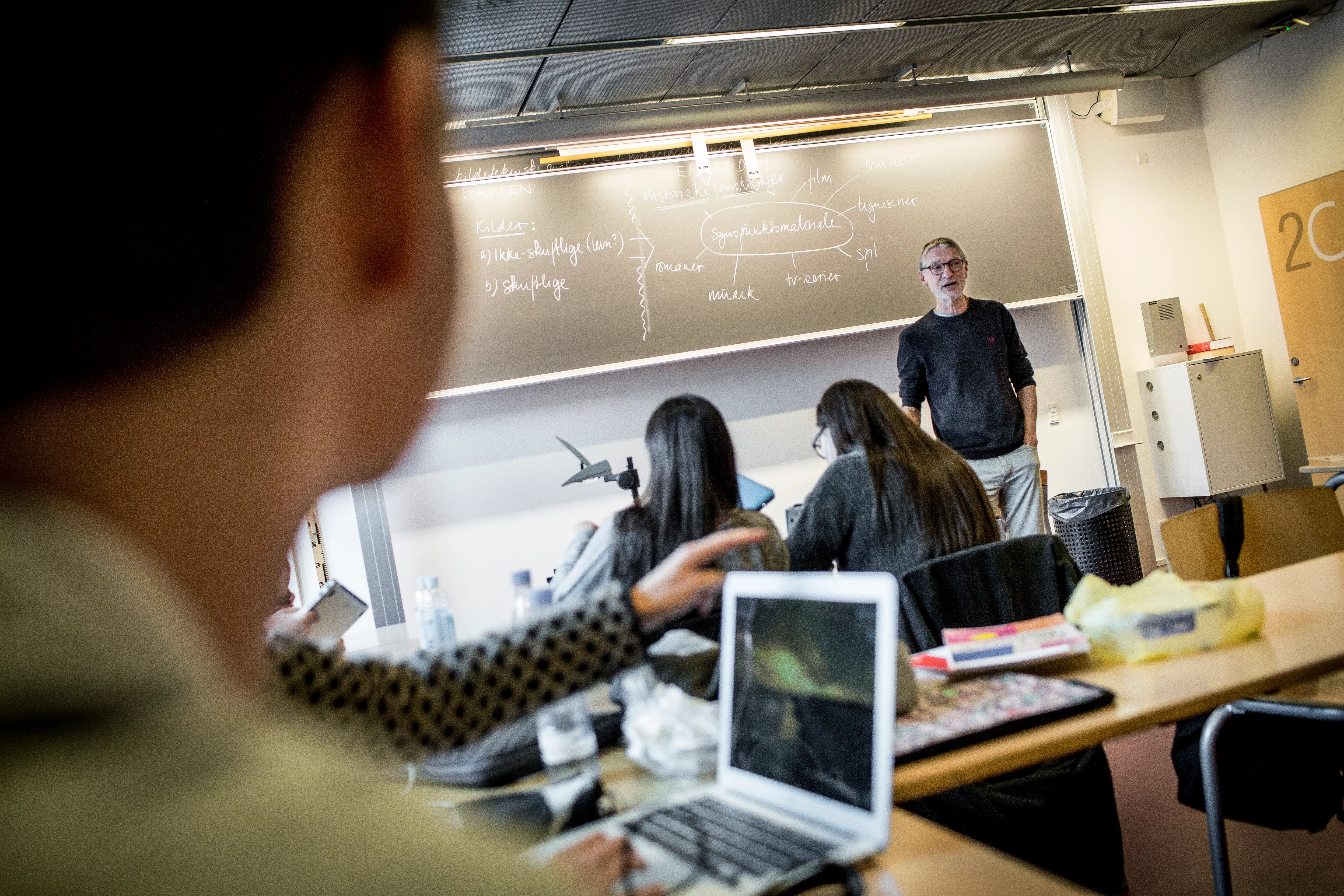 Skolen har fået en ghostwriter – de voksne kalder det læring