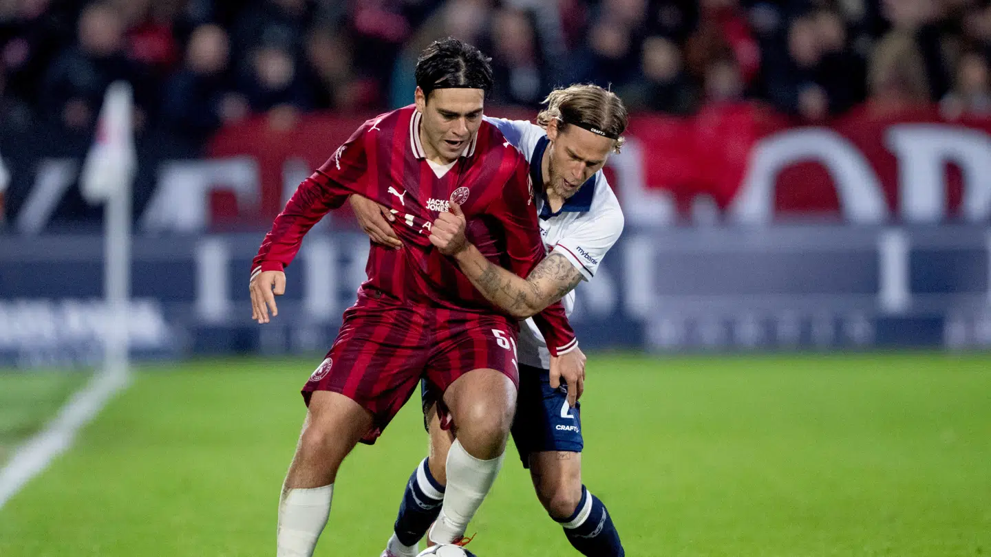 FC Midtjyllands Aral Simsir i kamp med AGFs Felix Beijmo under kampen mellem AGF og FC Midtjylland den 26. april 2026.