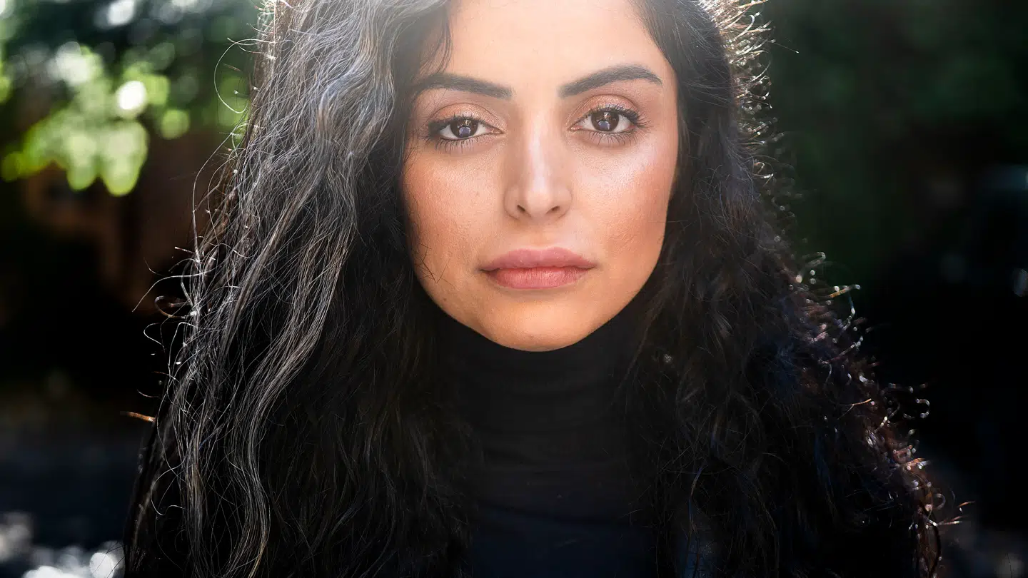 Forfatter Sara Omar er gået rettens vej for at få stoppet en dokumentarfilm om hende selv. På den ene side står Sara Omar og på den ene side komiker Omar Marzouk og filminstruktør Manyar Parwani.