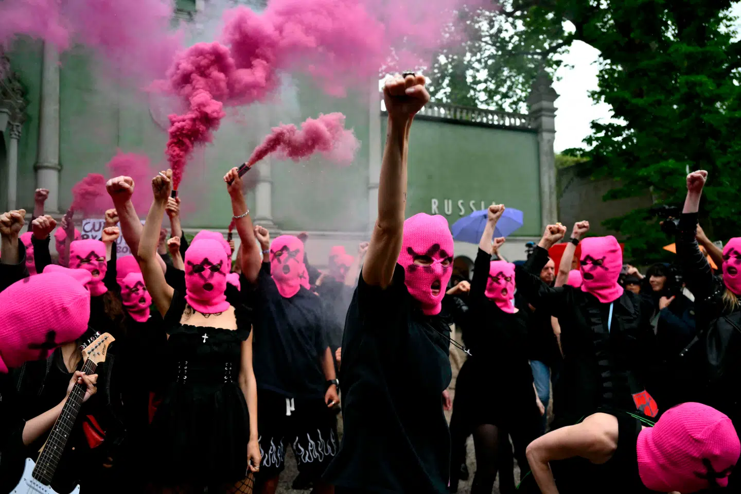 Pussy Riot og aktivistgruppen FEMEN var gået sammen om en protest ved åbningen af den russiske pavillon i Venedigs Giardini-område.