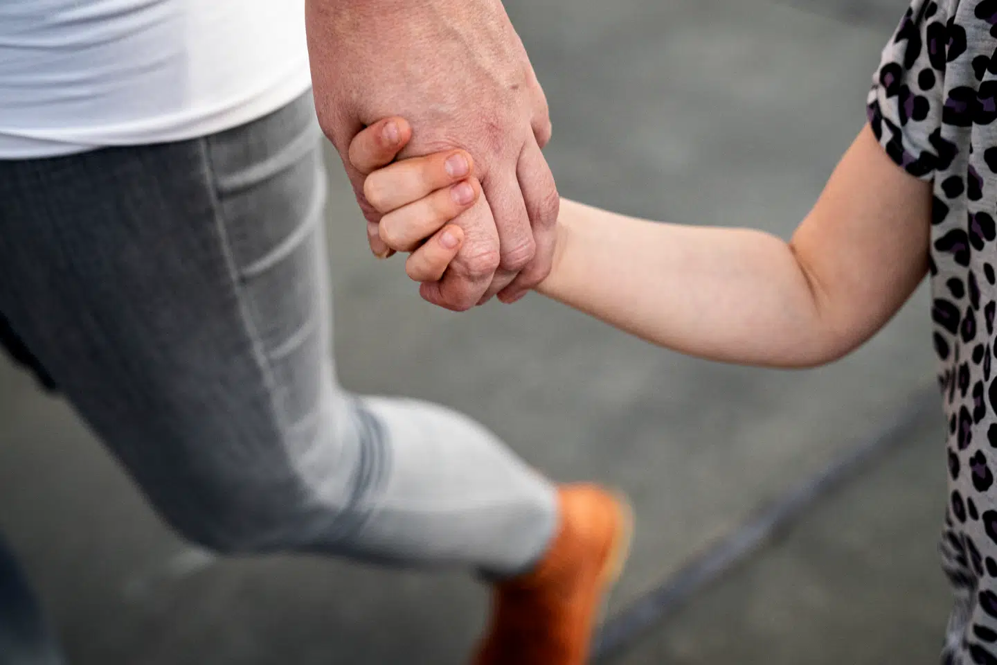 Et ægtepar vil give det ene barn 75.000 kroner, men ikke det andet. I denne brevkasse får de svar på, om det er lovligt – og hvad der sker med arven senere. Læs advokatens råd om gaver kontra arveforskud og de følelsesmæssige faldgruber ved økonomisk forskelsbehandling af sine børn.