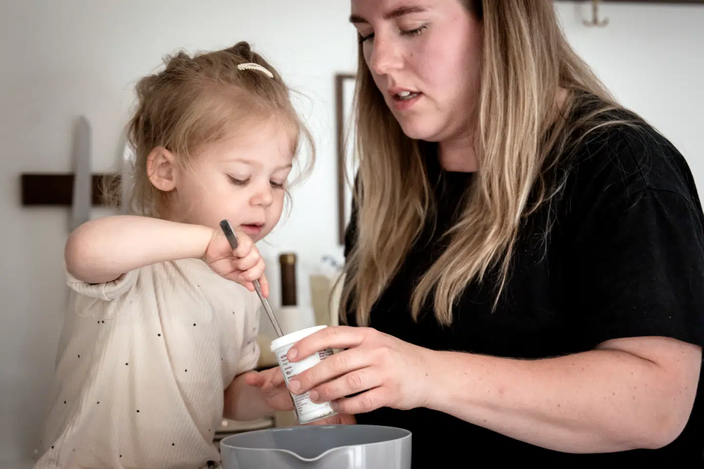 Tusindvis følger med i Signe Severins univers af børneopskrifter, »Karlas Køkken«. Hun har selv sine børn med i køkkenet, når der er tid og overskud. Og hun oplever, at der er mange fordele ved det.