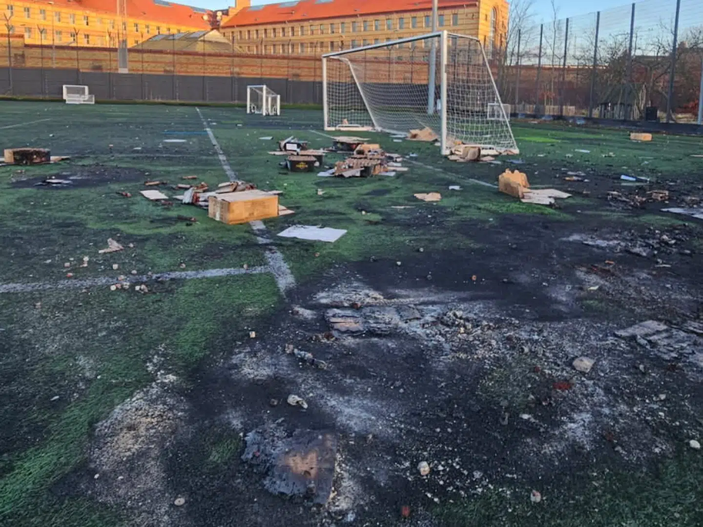Fodboldspillere på Bavnehøj Idrætsanlæg er jævnligt mødt op til stimer af fyrværkeriaffald, spor efter kørsel og brandhuller i kunstgræsset.